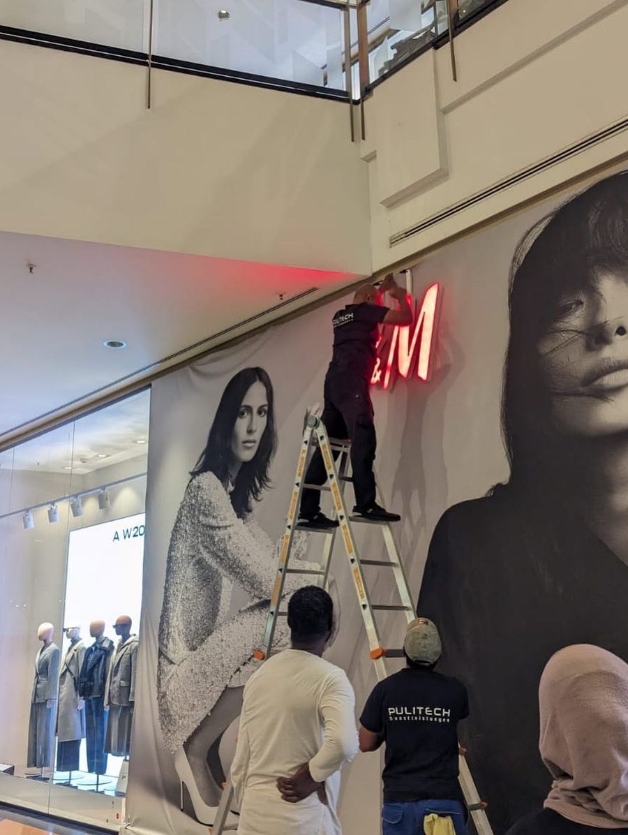 Pulitech Gebäudereinigung, Montage einer Schaufensterdekoration