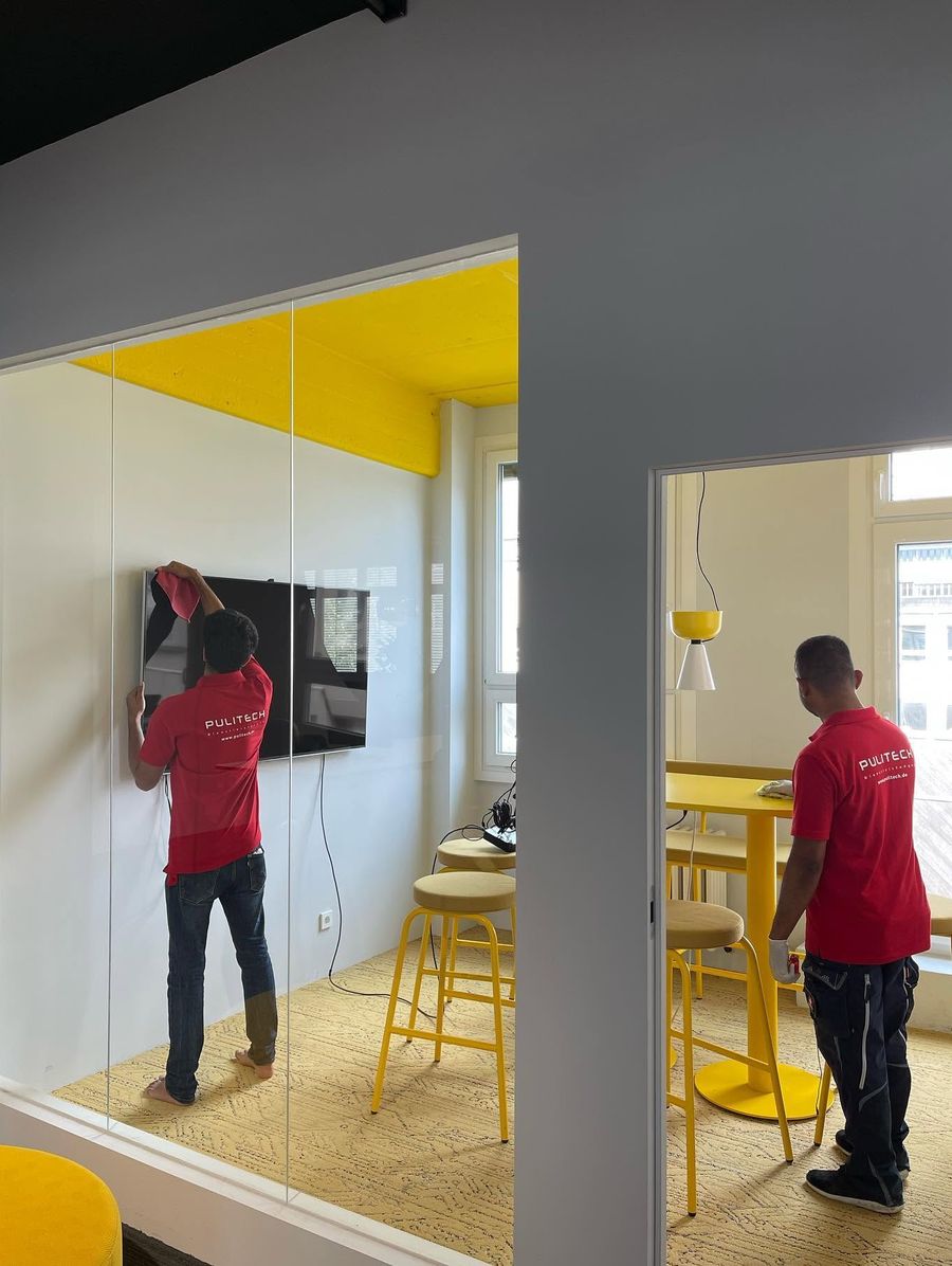 Pulitech Gebäudereinigung, Glasflächenreinigung in Büroräumen
