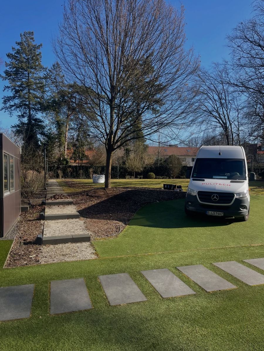 Pulitech Gartendienst, Fahrzeug und neu angelegte Grünfläche