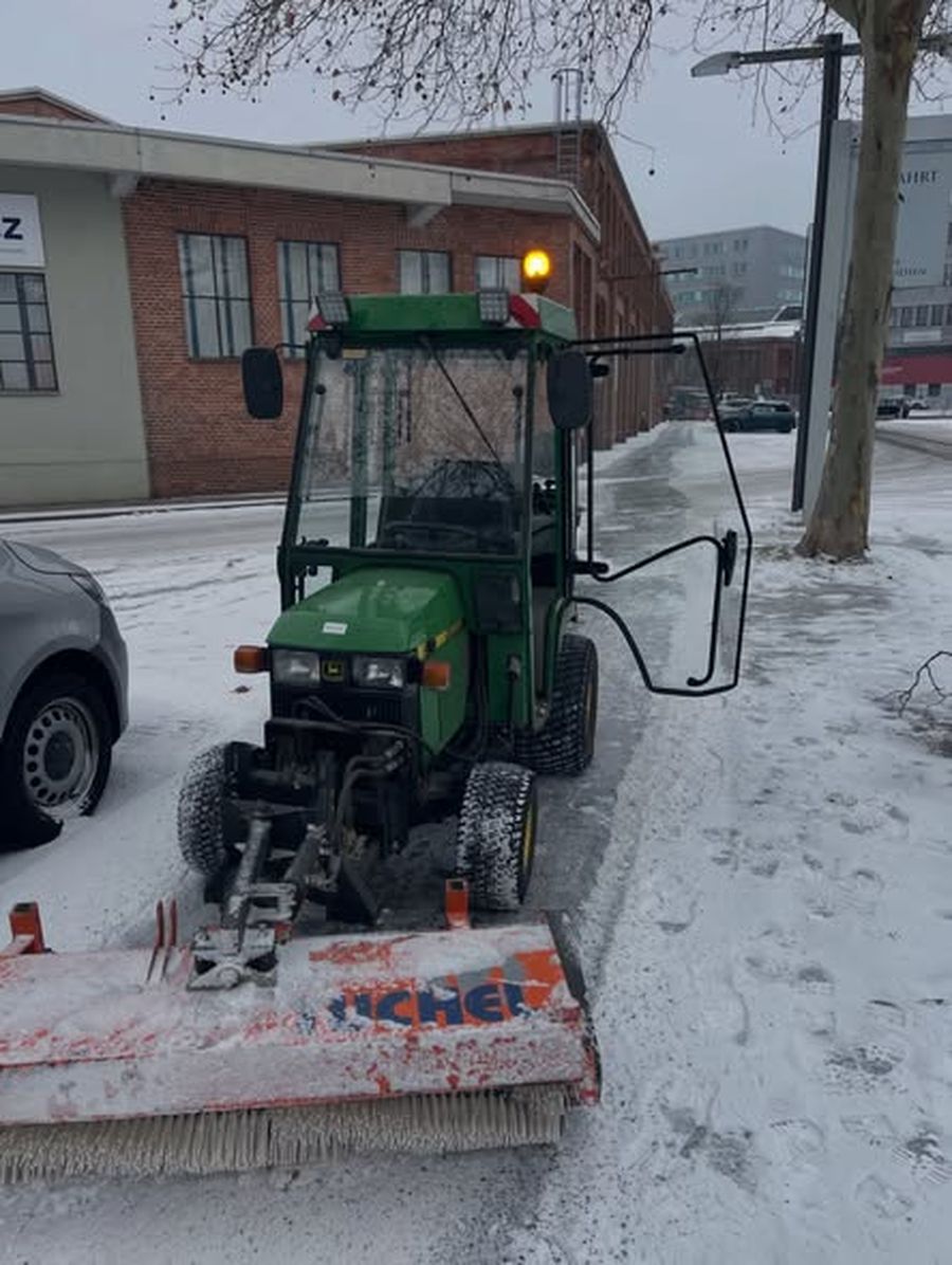 Pulitech Winterdienst, Kehrmaschine bei der Schneeräumung