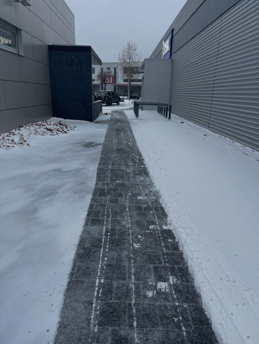 Pulitech Winterdienst, geräumter Gehweg an einem Gewerbeobjekt