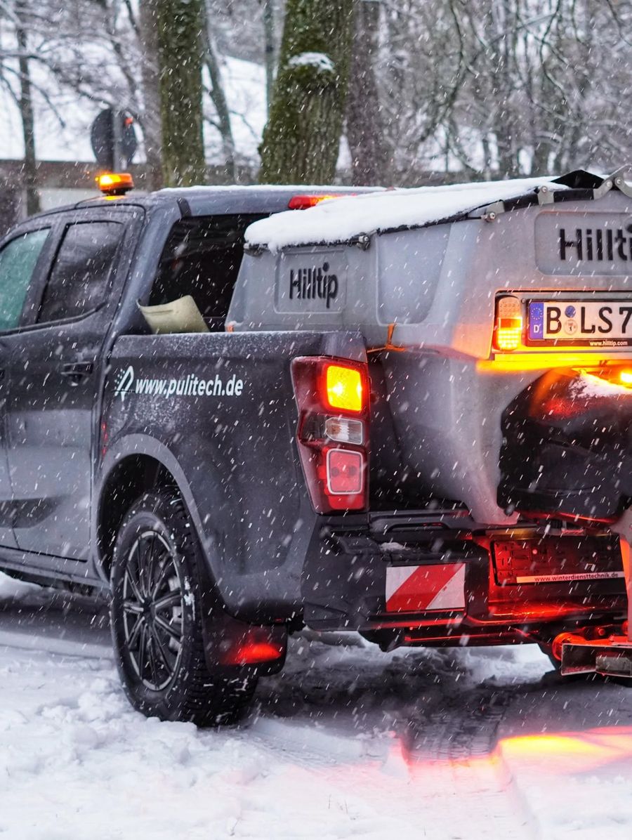 Pulitech Winterdienst, Streufahrzeug bei Schneefall im Einsatz