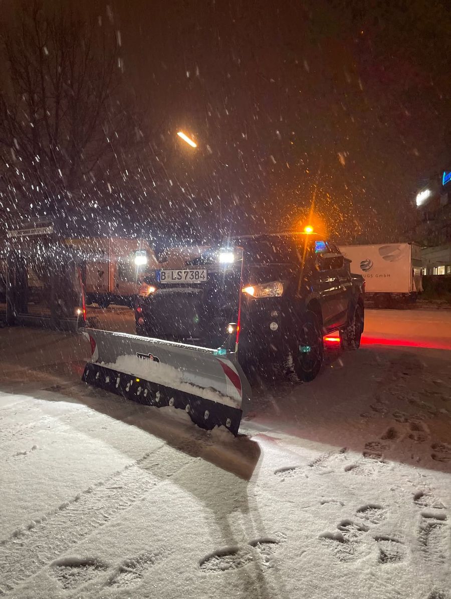 Pulitech Winterdienst, Räumfahrzeuge im nächtlichen Einsatz